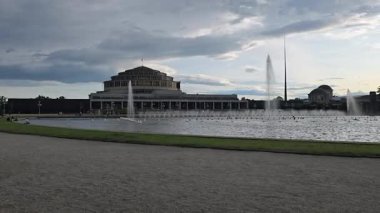 Parlak güneşli bir günde şehir çeşmesinin manzarası. Kentsel yaşam tarzı, seyahat, rahatlama ve mimariyle ilgili projeler için mükemmel..