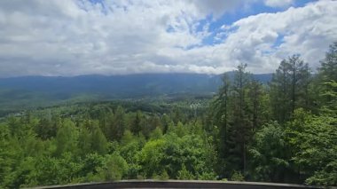 Arka planda görkemli dağlar olan şehrin göz kamaştırıcı panoramik manzarası. Seyahat, yaşam tarzı, kentsel gelişim ve doğa ile ilgili medya projeleri için mükemmel