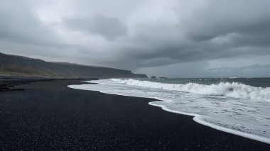 Bu nefes kesen plaj günbatımı fotoğrafı doğayı, alacakaranlıktaki altın saat geçişlerini, sıcak renklerin ve dramatik bulut oluşumlarının çarpıcı bir karışımını oluşturduğu mükemmel anı yakalar. Bileşim, yumuşak dalgalı el değmemiş bir kıyı şeridine sahip.