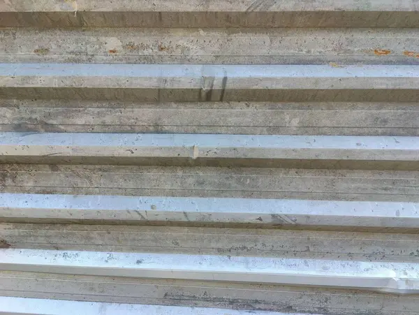 İnşaat alanının kapıları kapatmak için kullanılan metal yaprak dokusu. Boyanmamış.