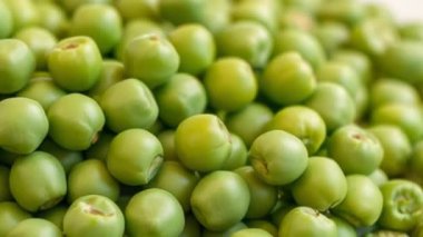 Taze Yeşil Bezelyeler Beyaz Yüzeyde Birikti