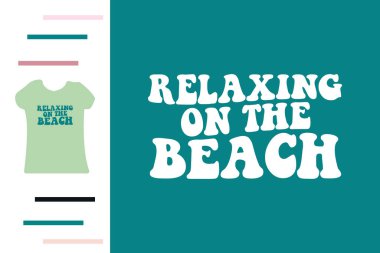 Plaj tişörtünün dizaynında dinleniyor.