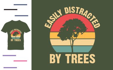 Ağaçlar ve gömlek tasarımı dikkatinizi dağıtıyor.