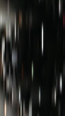 Pürüzsüz yatay çizgiler ve dinamik akışla renkli soyut hareket arkaplanı. Video görüntüleri, sunumlar veya dijital tasarım projeleri için ideal.