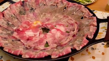 Kore barbekü partisinin video görüntüleri, kısa tabaklı bifteğin mükemmel şekilde yakılması, ızgaranın cızırtılı sürecinin yakalanması ve lezzetli lezzetlerin geliştirilmesi..