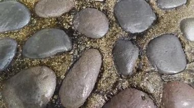 Kayalık bir yüzeyde akan suyun HD video görüntüleri, açık dereler, doğal hareketler, dokuma taşları ve barışçıl açık hava manzarası sergiliyor..