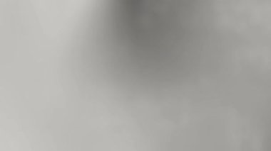 4K hareket animasyon arka planı, gri tonlarda pürüzsüz siyah ve beyaz gradyan, minimalist, modern veya tek renkli görsel tasarımlar için ideal.