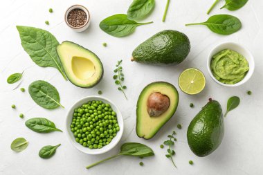 Yarı yarıya Avokado ve Yeşil Şekerler