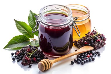 Canlı bir görüntü, koyu mor mürver şurubuyla dolu bir kavanozu ve taze mürver böğürtlenleri, yaprakları ve ev yapımı otların doğal malzemelerini vurgulayan ahşap bir ballı ballı başka bir kavanozu gösteriyor.