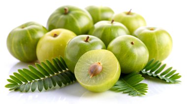 Taze Hint Bektaşi üzümü (Amla) beyazın üzerinde izole edilmiştir. Canlı Yeşil desenli Superfood Meyvesi.
