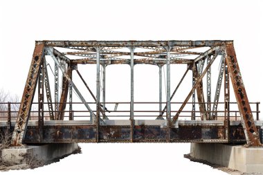 Yıpranmış ve paslanmış metal yapısını gösteren eski çelik bir köprünün detaylı bir görüntüsü. Görüntü, köprünün iskeletinin karmaşık detaylarını çürüme ve pas belirtileriyle vurguluyor. Köprü, temiz, beyaz bir sırt deliğine karşı kurulmuş.