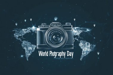 Dijital sanat, Dünya Fotoğraf Günü yazılı bir fotoğraf makinesini karanlık bir arkaplan üzerinde lokasyon iğneleriyle bir haritaya yerleştirir. Tasarım teknolojik odaklı ve dijital olarak hazırlanmış..