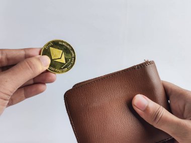 Cüzdandan yerleştirilen ya da çıkarılan etherium fotoğrafı, şifreleme için dijital cüzdanlar gösteriliyor