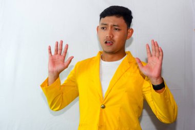 Sarı takım elbiseli genç Endonezyalı şaşırdı.