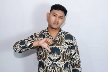 Batik takan Endonezyalı genç adam hayal kırıklığına uğradı.