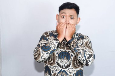 Kredi kartı tutan Asyalı adamlar.