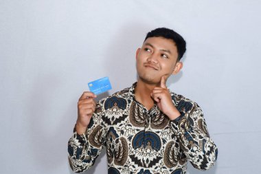 Kredi kartı tutan Asyalı adamlar.