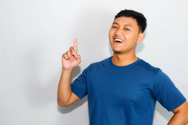 Asyalı adam mavi gömlekli. Umudunu yitirmiyor. Çünkü orada kalacak.