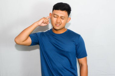Asyalı adam mavi gömlekli kulağı ağrıyor.