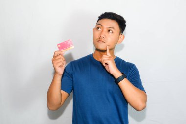 Dost canlısı genç Endonezyalı adam mavi tişört giyiyor.