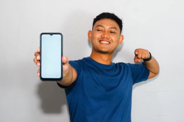 erkek, Endonezyalı, Asyalı, akıllı telefon, telefon, boş, ekran, gösteri, işaret, ileri, jest, el, mobil, cihaz, teknoloji, dijital, iletişim, erkek, mavi, tişört, günlük, genç, odaklanma, uygulama, dokunmatik ekran, kullanıcı, arayüz, 