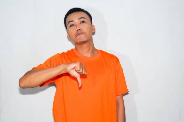 Dost canlısı, turuncu tişört giyen Asyalı adam başparmağını kaldırıyor ve hayal kırıklığına uğruyor.