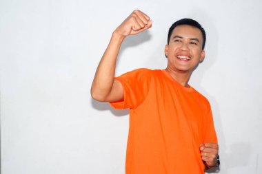 Turuncu tişört giyen Asyalı arkadaş ödülü kazandı