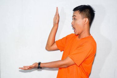 Dost canlısı Asyalı adam turuncu tişört giyiyor. Vay canına.