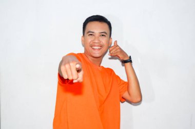 Hevesli Asyalı, turuncu tişörtlü, arkadaş canlısı bir adam öne doğru işaret ediyor ve bana 