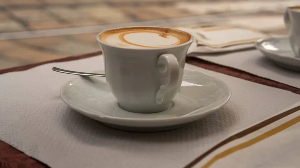 Filiżankę Kawy Ulicznej Kawiarni Pyszne Piękne Śniadanie Miękkim Świetle — Zdjęcie stockowe