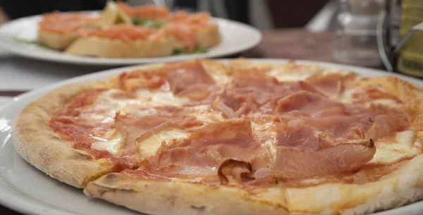 Leckere Italienische Pizza Mit Schinken Und Käse Aus Nächster Nähe — Stockfoto