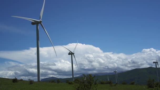 Windmühlen Den Bergen Bergkette Mit Grünem Gras Weiße Flauschige Wolken — Stockvideo
