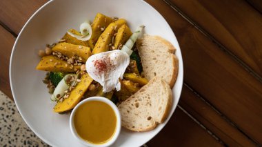 Fındıklı ve çekirdekli kabaklı Tayland salatası. Parlak, lezzetli, sağlıklı yiyecekler güzel bir tasarım..