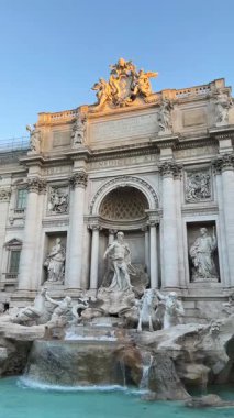 İtalya 'nın başkenti Roma' daki Trevi Çeşmesi 'nin hareketli bir videosunda, barok heykelleri ve şelale gibi akarsu sergileniyor. Bu ikonik simgenin ihtişamını düşük açılı bir perspektiften yakalamak.