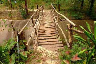 Nehrin üzerindeki eski köprü.