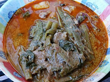 Baharatlı domuz eti ve sebzeli köri, Tayland yemeği.