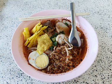 Lezzetli Tom Domuz Eriştesi