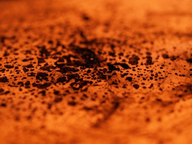 Karmaşık siyah çizgileri ve mineral desenlere benzeyen girdapları olan kehribar renkli mermer dokusu.. 