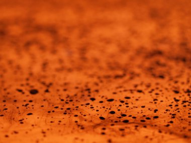 Karmaşık siyah çizgileri ve mineral desenlere benzeyen girdapları olan kehribar renkli mermer dokusu.. 