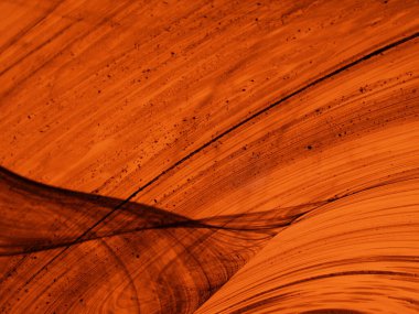 Karmaşık siyah çizgileri ve mineral desenlere benzeyen girdapları olan kehribar renkli mermer dokusu.. 