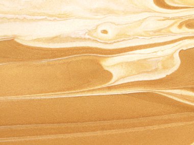 Girdap gibi dönen altın ve bej mermer benzeri doku, parlak detaylarla, mermer kağıt teknikleri ve soyut boyama yöntemlerinin bir karışımı kullanılarak oluşturuldu..