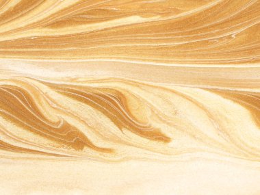 Girdap gibi dönen altın ve bej mermer benzeri doku, parlak detaylarla, mermer kağıt teknikleri ve soyut boyama yöntemlerinin bir karışımı kullanılarak oluşturuldu..