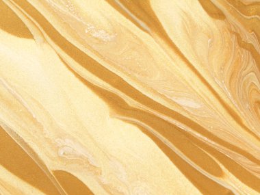 Girdap gibi dönen altın ve bej mermer benzeri doku, parlak detaylarla, mermer kağıt teknikleri ve soyut boyama yöntemlerinin bir karışımı kullanılarak oluşturuldu..