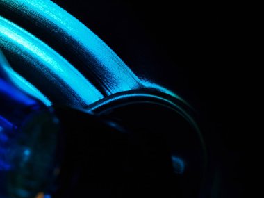 Dairesel tasarım kalıpları ve tanecikli detaylarıyla soyut ışık gradyanı.