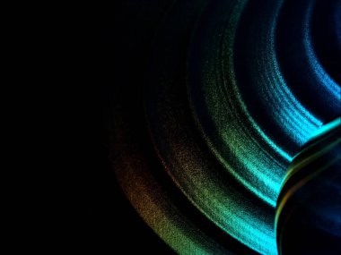 Dairesel tasarım kalıpları ve tanecikli detaylarıyla soyut ışık gradyanı.