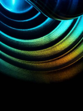 Dairesel tasarım kalıpları ve tanecikli detaylarıyla soyut ışık gradyanı.