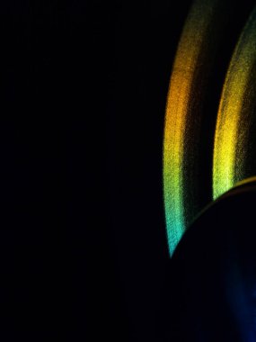 Dairesel tasarım kalıpları ve tanecikli detaylarıyla soyut ışık gradyanı.