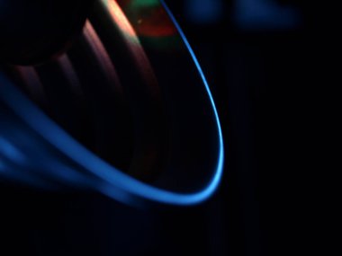 Dairesel tasarım kalıpları ve tanecikli detaylarıyla soyut ışık gradyanı.