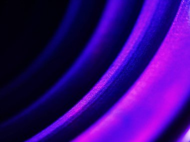 Dairesel tasarım kalıpları ve tanecikli detaylarıyla soyut ışık gradyanı.