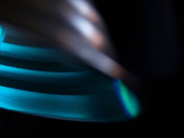 Dairesel tasarım kalıpları ve tanecikli detaylarıyla soyut ışık gradyanı.